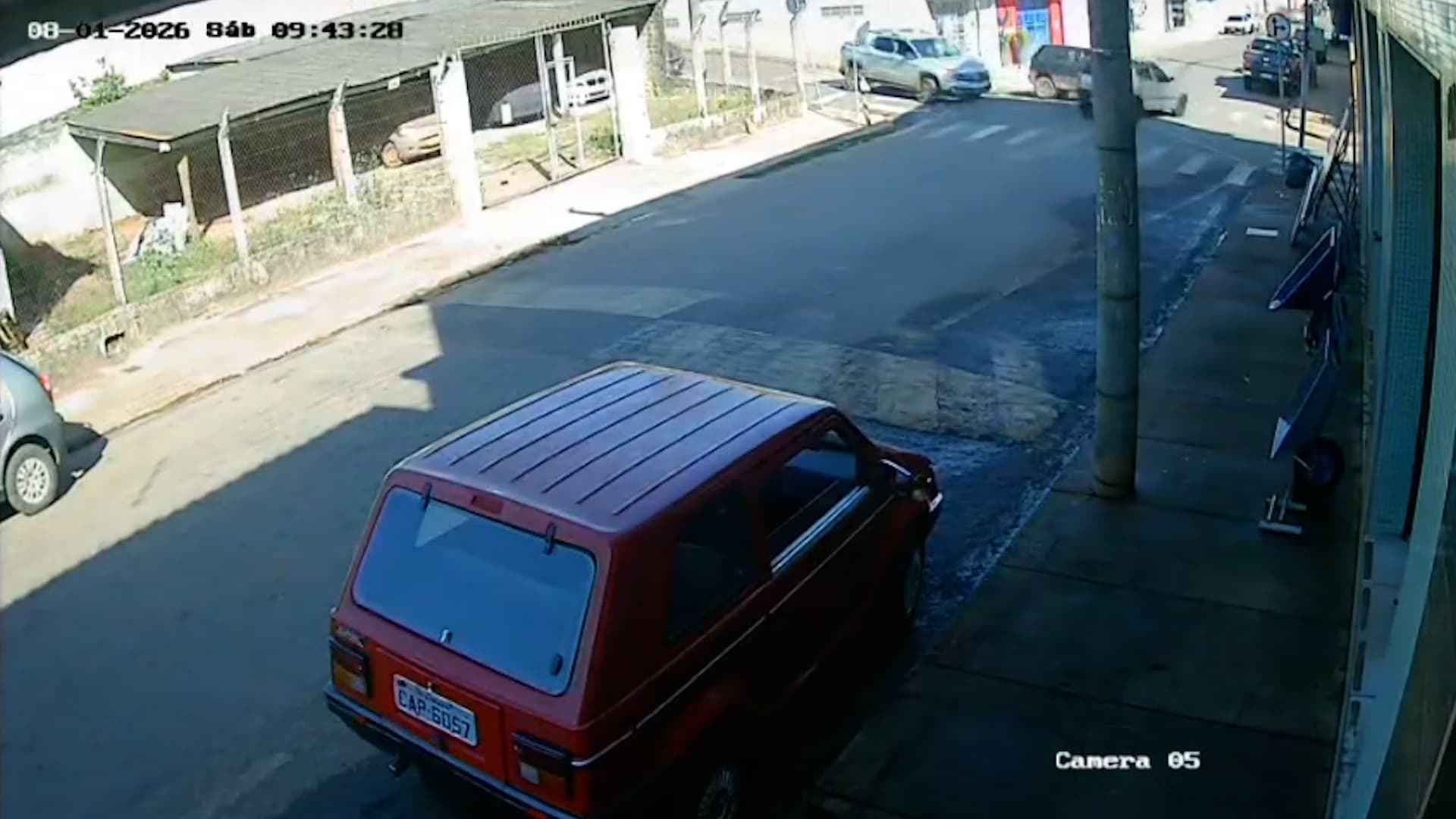 FIAT UNO PERDE OS FREIOS E PROVOCA ACIDENTE